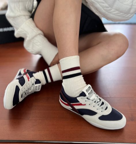 【👑 인기 순위 TOP1】MIU MIU/미우미우 Gymnasium SS25봄여름 스웨이드 라이프 스니커즈 블루화이트 5E428E_71L_F001Z_F_A005 photo review