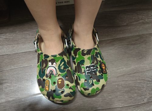 A BATHING APE x Crocs 크록스 카무플라주 프린트 스니커즈 녹색 209627-212 photo review